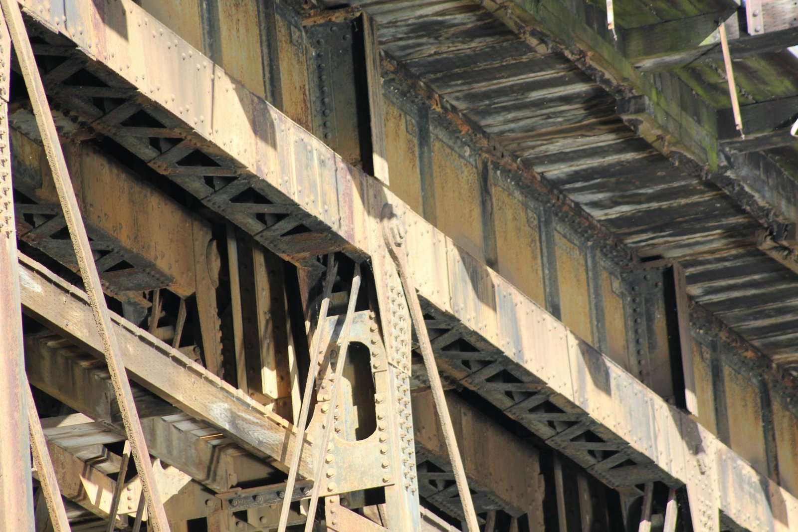 Upper connection, center truss span